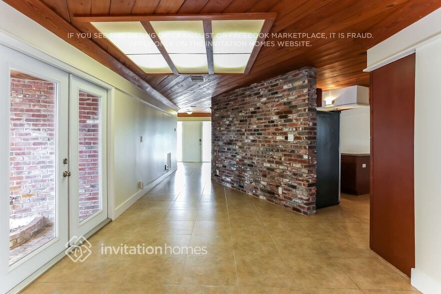 Building Photo - 650 NE 5th St