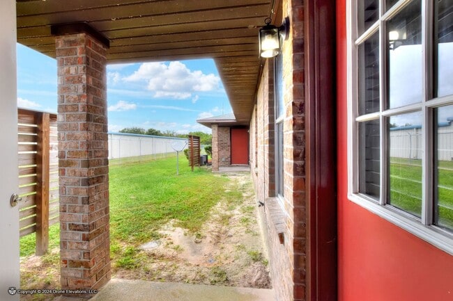 Building Photo - ***Flexible Move-In Specials Available!! Cute 2 Bedroom Apartment in Eagle Lake