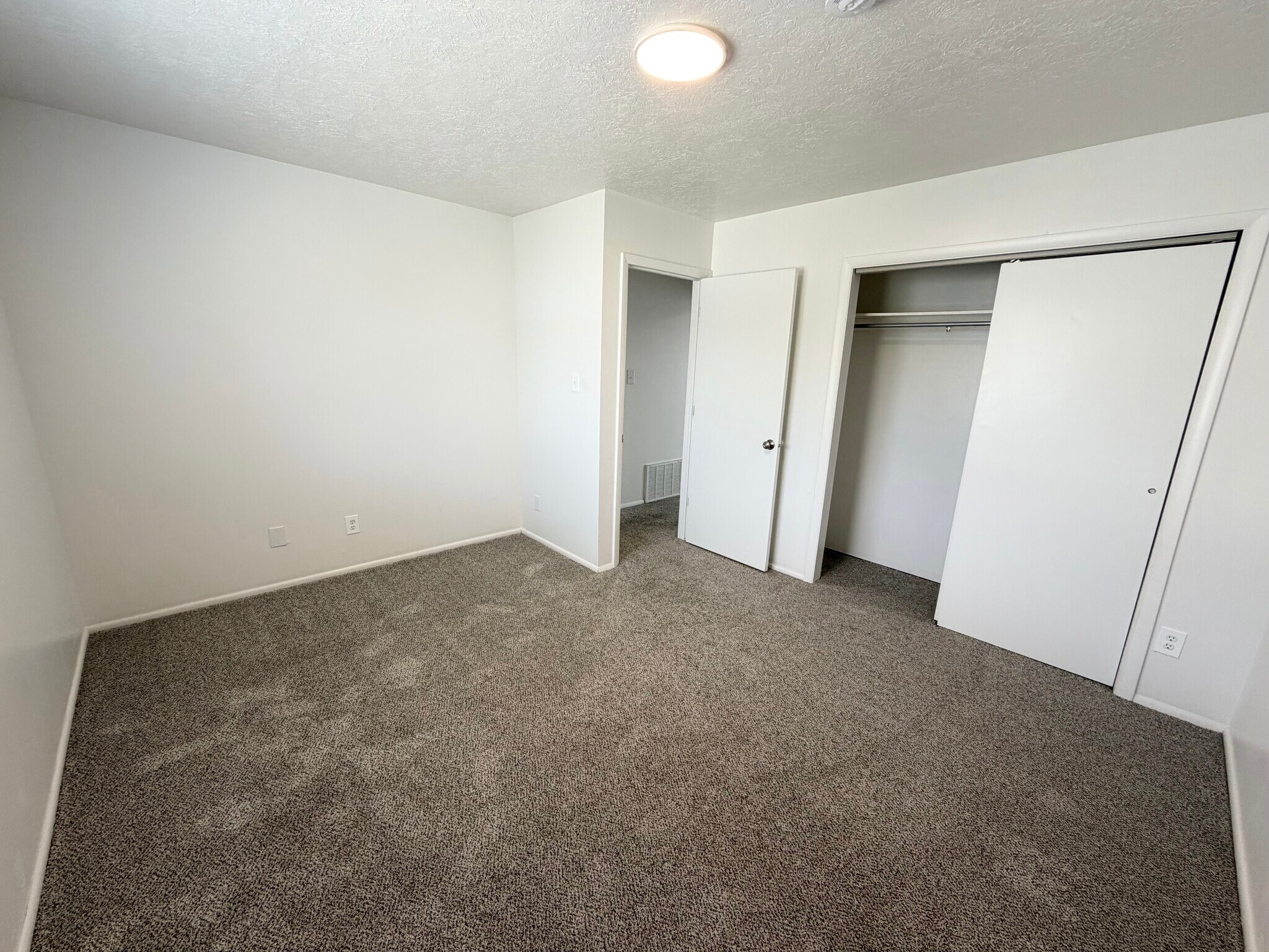 Building Photo - 866 E 500 N