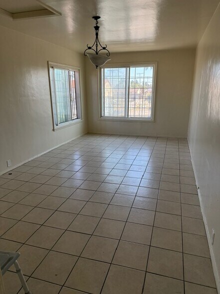 Livivng Room - 1019 W Century Blvd