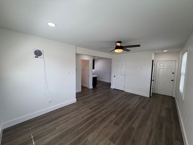 Building Photo - 604 N Causeway Blvd