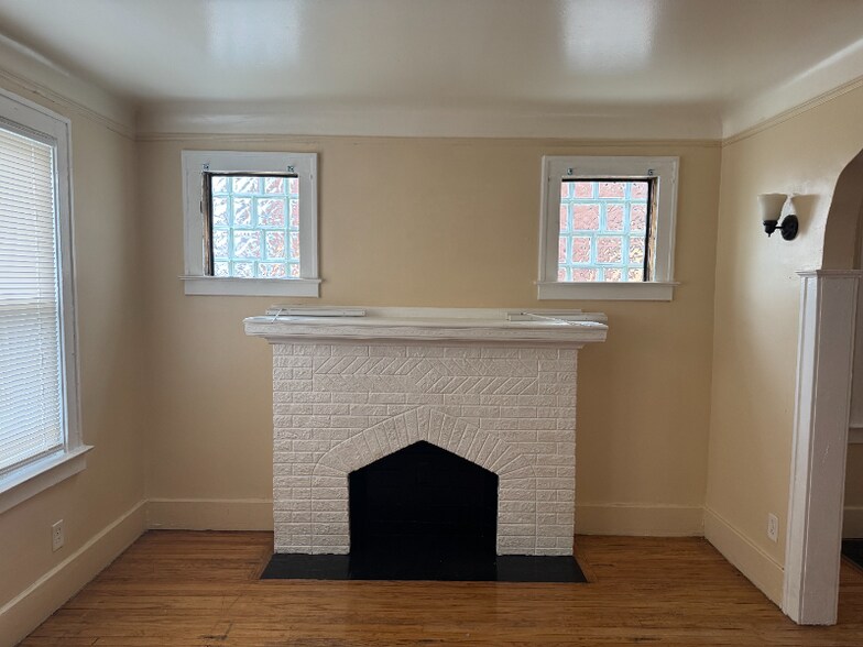 Building Photo - 15878 Kentucky St