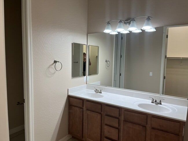 Building Photo - Three Bedroom-Two Bath-2.5 Car Garage ~ Gr...
