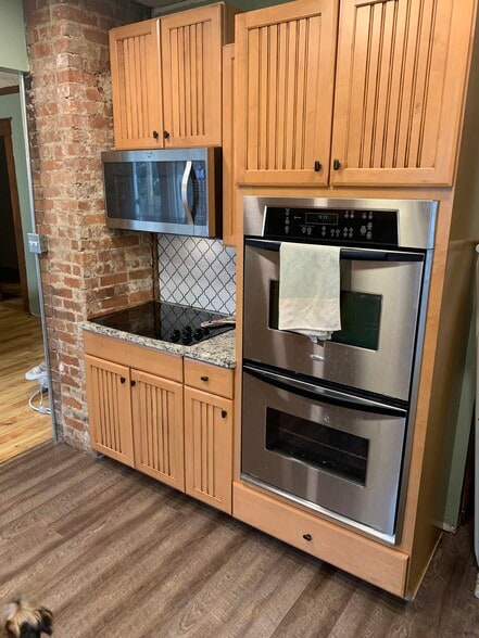 Building Photo - 713 E Elm St