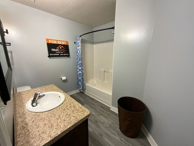 Building Photo - 3 bedroom 2 1/2 Bath Townhouse- Partially Furnished- Ready this month