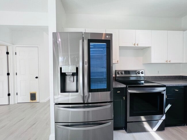 Building Photo - Beautifully Updated 4 bed 2 bath 2 car gar...