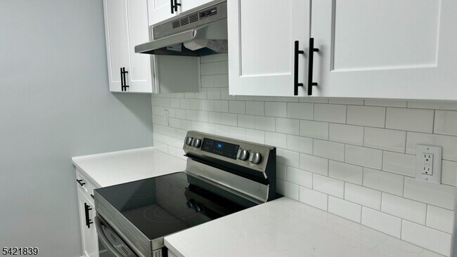 Building Photo - 1 Claridge Dr