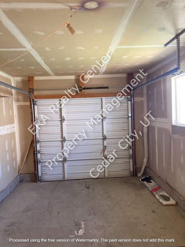 Building Photo - 928 W Greens Lake Dr