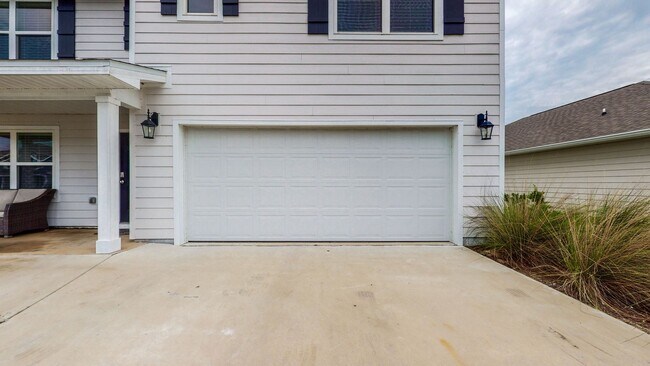 Building Photo - 5 Bedroom / 3 Bathroom Home  in Hammock Bay w/Fenced in Yard