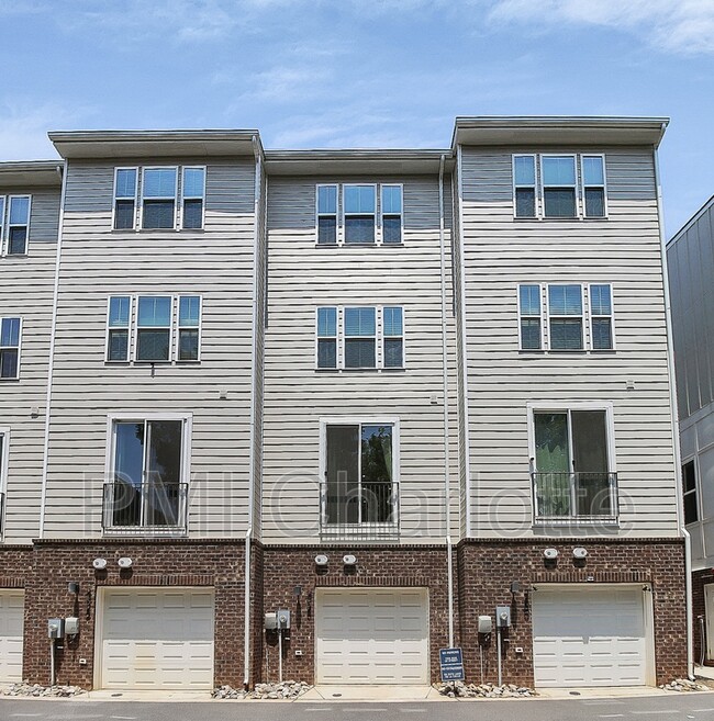 Building Photo - 256 Parkwood Ave