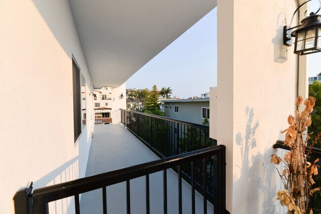 Building Photo - 412 Avenida Santa Barbara