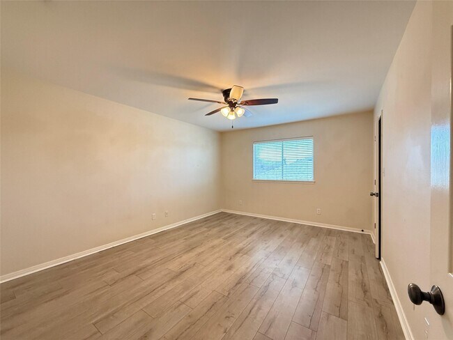 Building Photo - 211 Riata