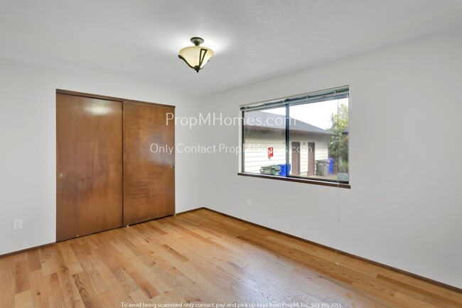 Building Photo - Two Bedroom, Charming Townhouse In the Hea...