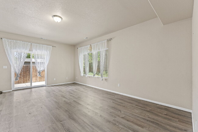 Building Photo - Updated 3-Bedroom Townhome with Private Ya...