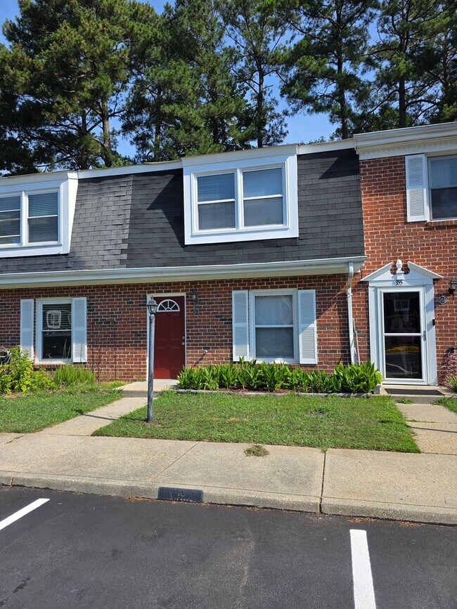 Building Photo - Move in Ready Townhouse l!