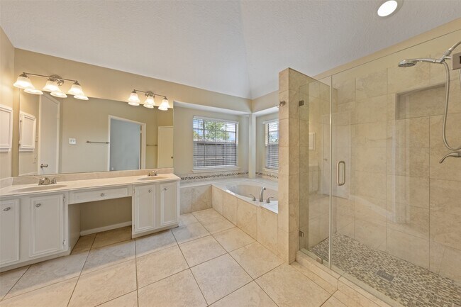 Building Photo - 211 Scarlet Maple Dr