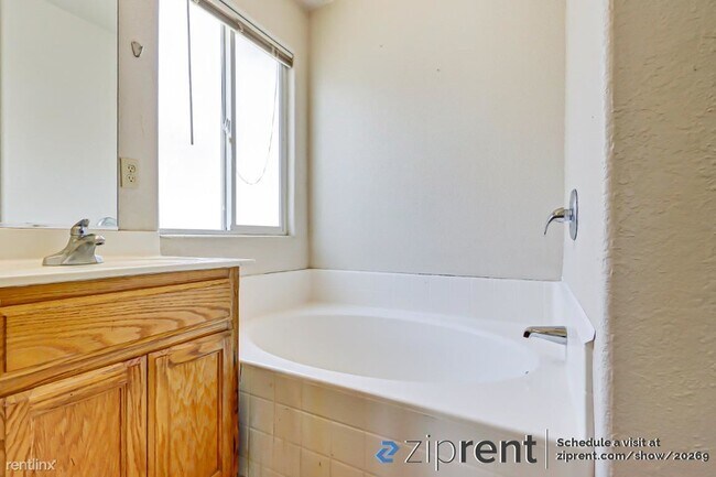 Building Photo - 5 br, 3 bath House - 1003 Sun Meadow Drive...