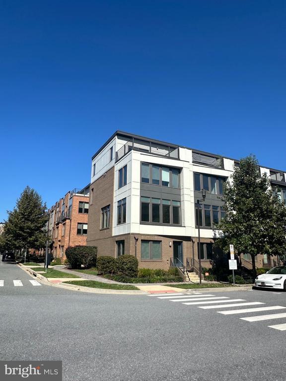 Building Photo - 8051 Tribeca St