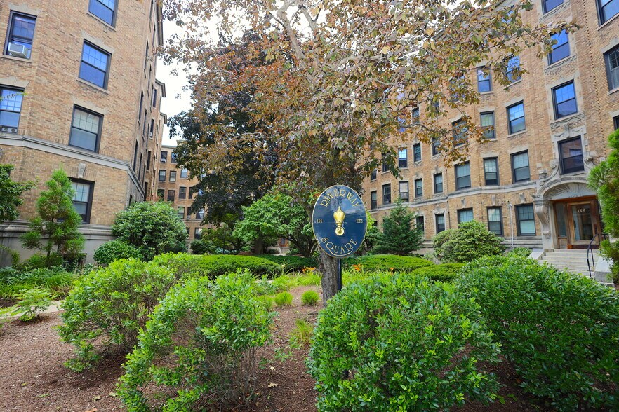 Building Photo - 118 Riverway