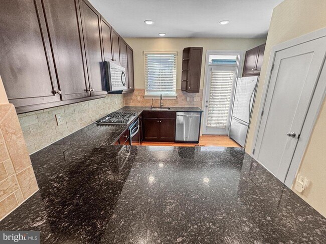 Building Photo - 5610 45th Ave