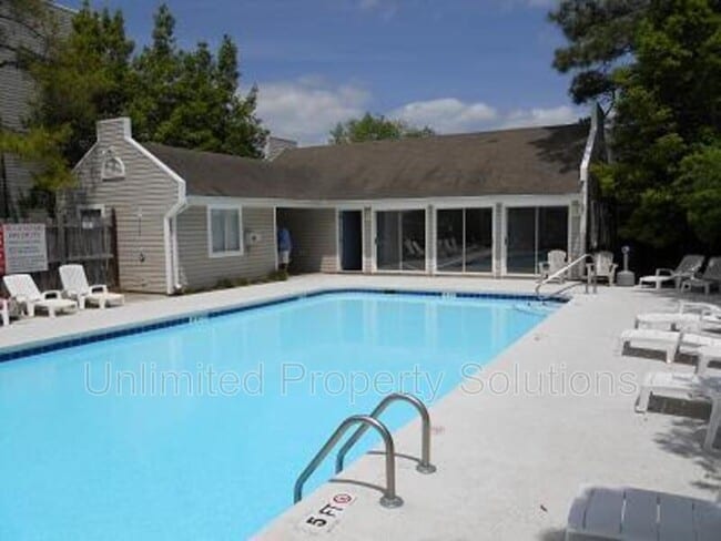 Building Photo - 733 Bragg Dr