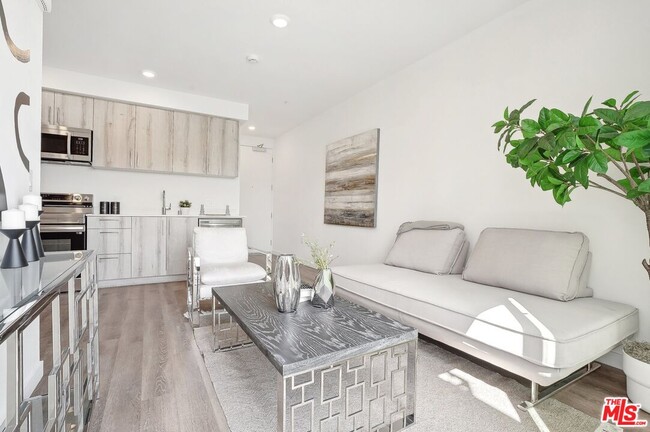 Building Photo - 218 N Alvarado St