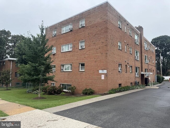 Primary Photo - 500 S Courthouse Rd