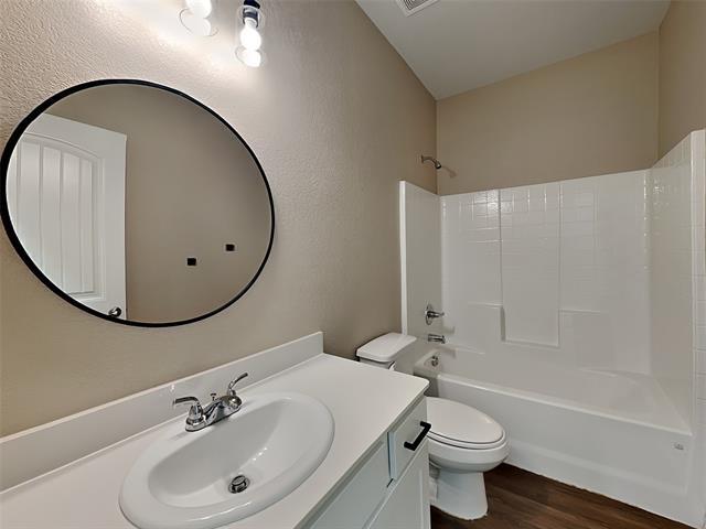Building Photo - 1548 Woodlake Dr
