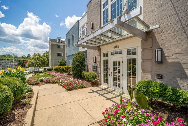 Building Photo - Charming Townhome with Unbeatable Amenities
