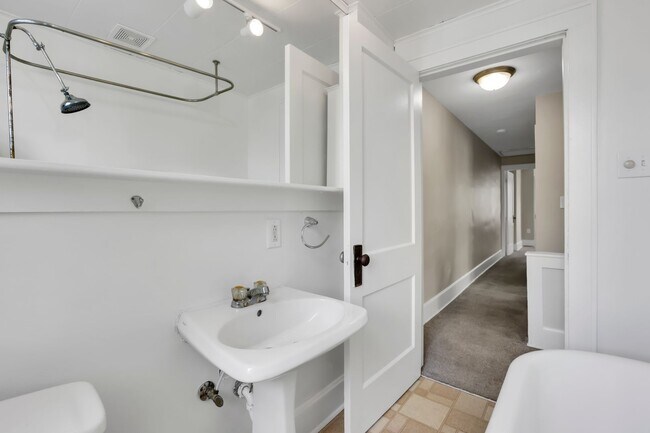 Building Photo - 461-463 Reinhard Ave