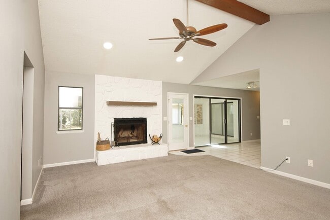 Building Photo - Great Location in Mary Esther