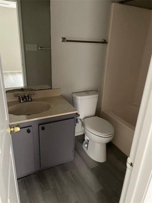 Building Photo - 106 E Austin Ave