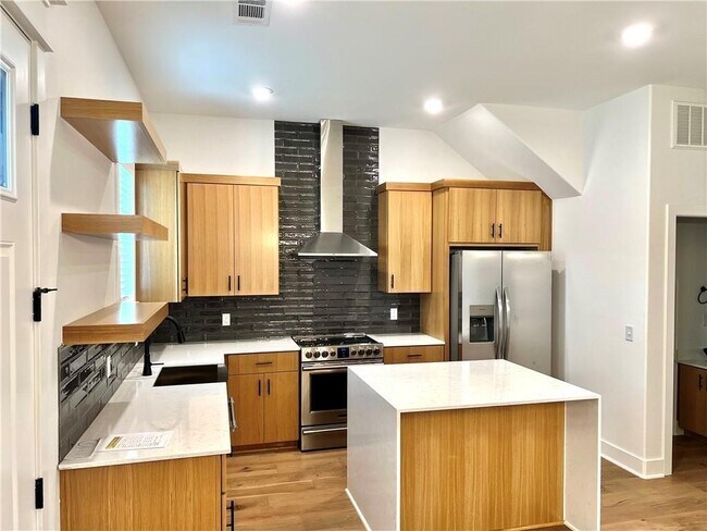 Building Photo - 5460 Hackett St