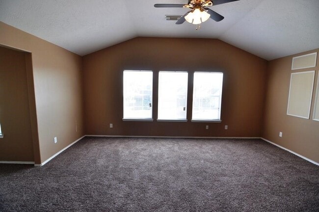 Building Photo - 21935 Hemlock Park Dr