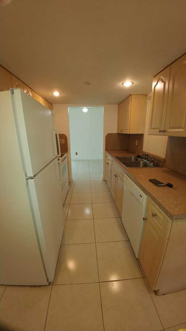 Building Photo - Great Renovated 3/1 |  Quiet family neighb...