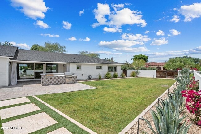Building Photo - 6919 E Vista Dr