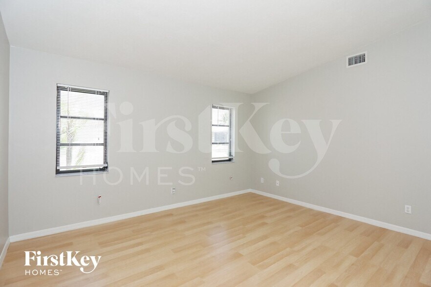 Building Photo - 3511 SE 1st Pl