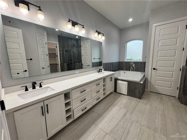 Building Photo - 33 Ensenada Ave