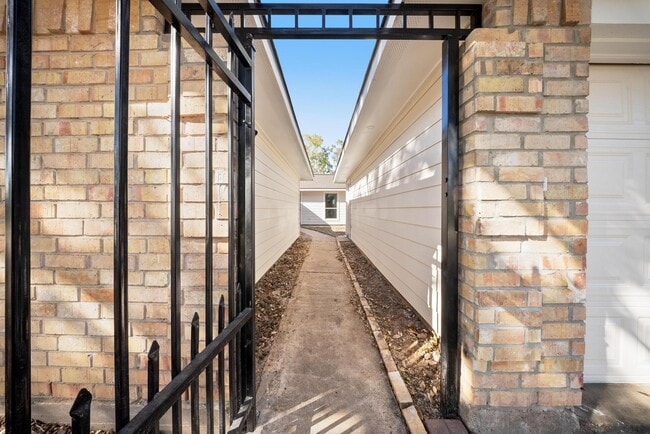 Building Photo - 1426 Twining Oaks Ln