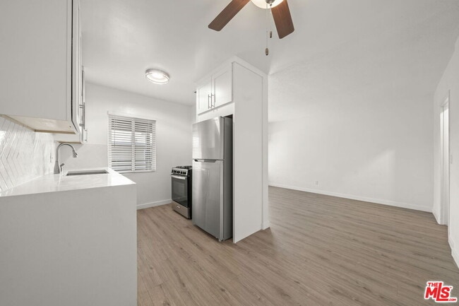 Building Photo - 1310 W Valencia Dr