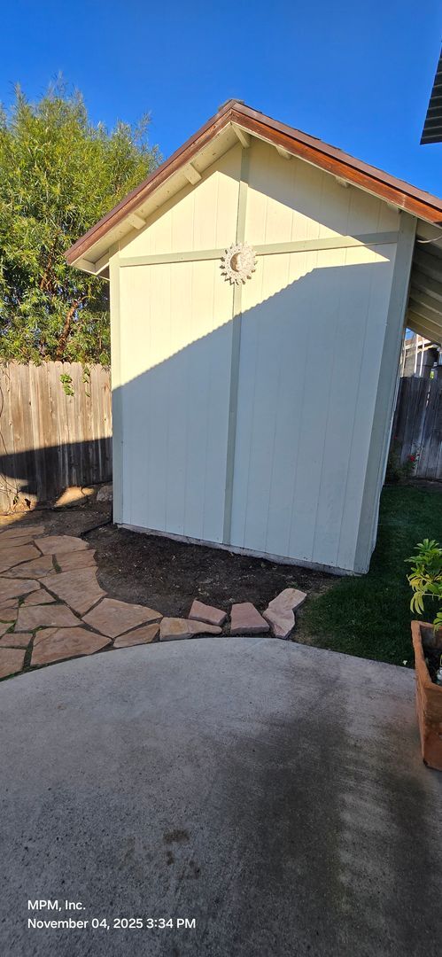 Building Photo - 3 bedroom 2 Bath home with garage, yard and shed