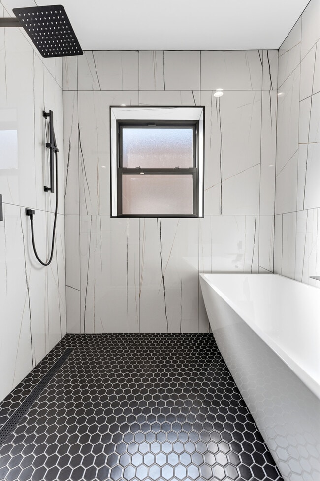 Building Photo - 7516 N Eastlake Terrace