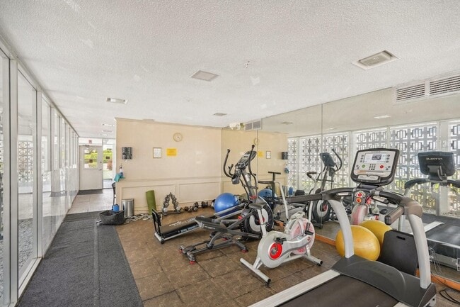 Building Photo - 3040 NE 16th Ave