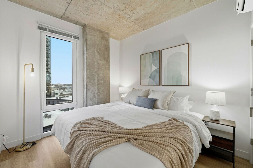 Building Photo - 853 W Blackhawk St