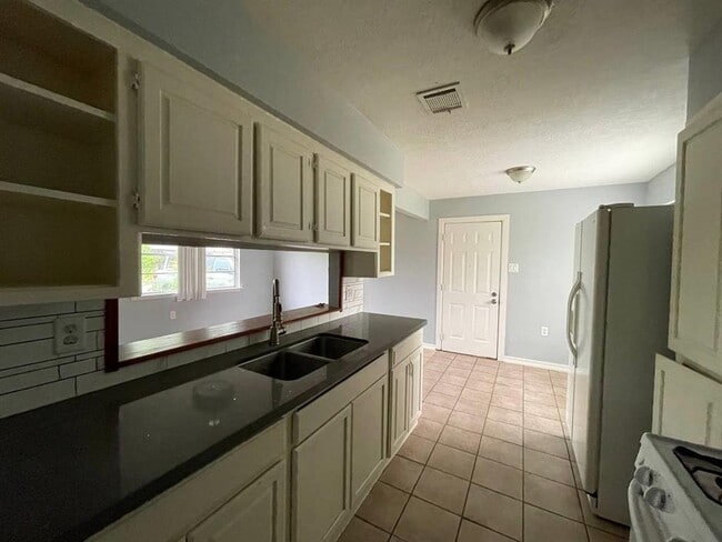 Building Photo - 4827 Bethany Ln
