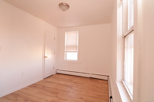 Building Photo - 117 Lamberton St