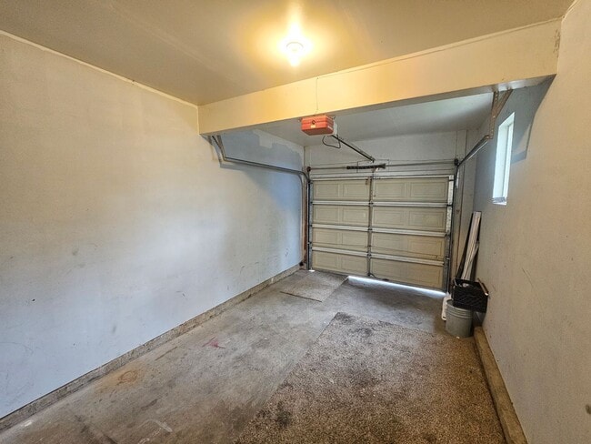 Building Photo - Spacious 3 Bd 2.5 Bath Townhouse in Bountiful