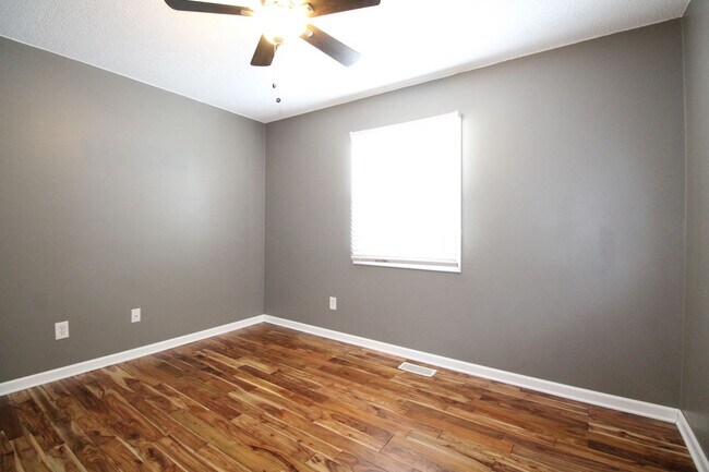 Building Photo - QUIET NEIGHBORHOOD!!  3 Bedroom, 1.5 Bath Home in Norwalk