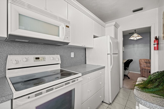 Building Photo - 2100 NE 38th St