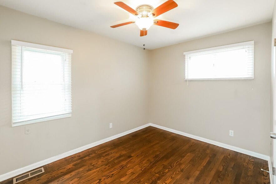 Building Photo - 11008 E 50th Terrace